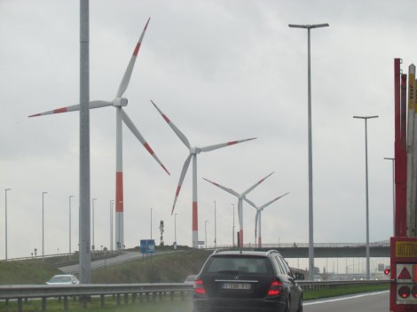 Grand place, Mannekin Pis and rainbows in Brussels