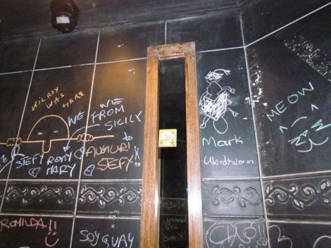 Grand place, Mannekin Pis and rainbows in Brussels