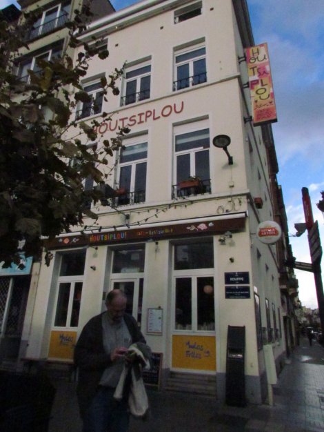 Grand place, Mannekin Pis and rainbows in Brussels