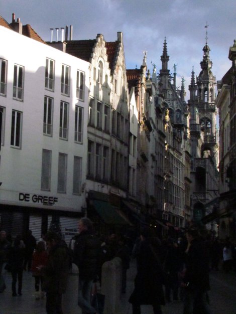 Grand Place, Mannekin Pis and rainbows in Brussels