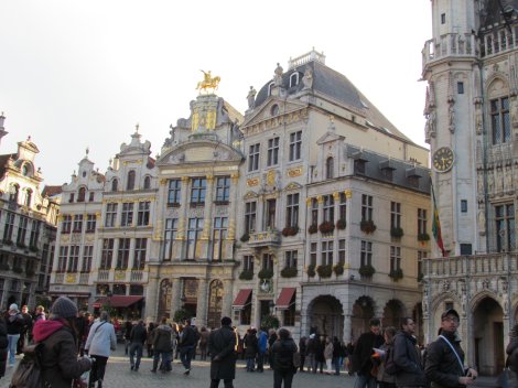 Grand Place, Mannekin Pis and rainbows in Brussels