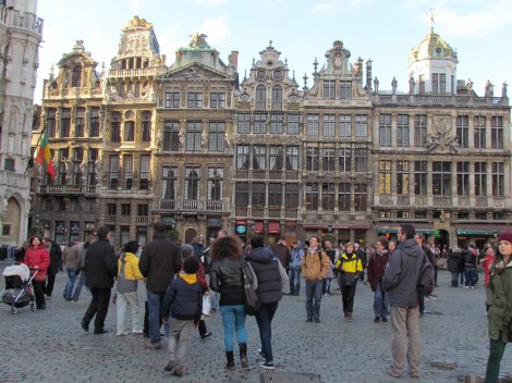 Grand Place, Mannekin Pis and rainbows in Brussels